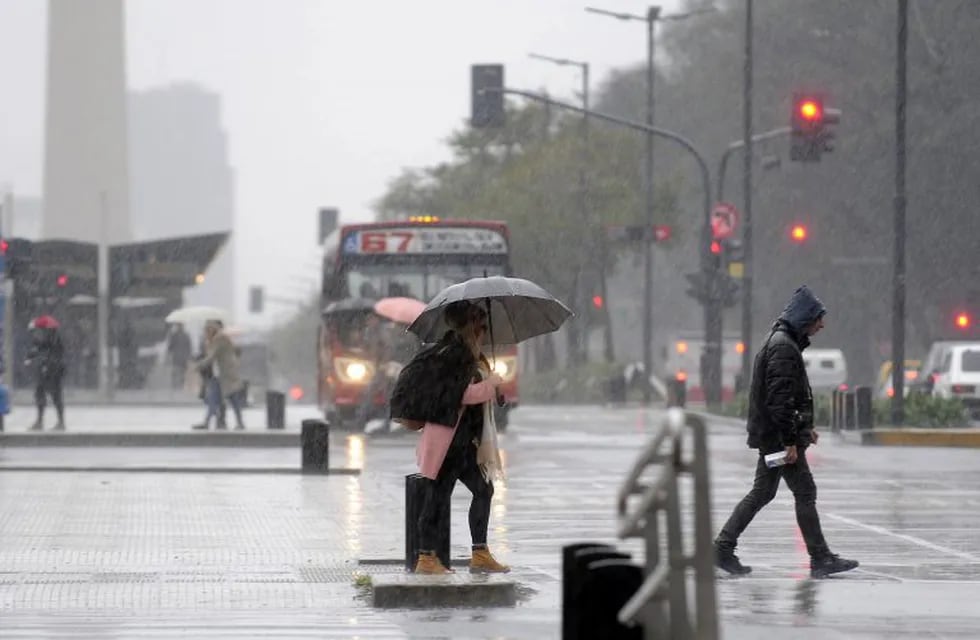 DYN03, BUENOS AIRES 09/09/2017, LLUVIA EN LA CIUDAD DE BUENOS AIRES.\r\nFOTO: DYN/PABLO AHARONIAN. buenos aires  lluvias en la ciudad mal tiempo lluvia tormenta intensa gente caminando bajo la lluvia