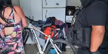 Le robaron la bicicleta, descubrió que la vendían en Facebook y ayudó a la policía a recuperarla.
