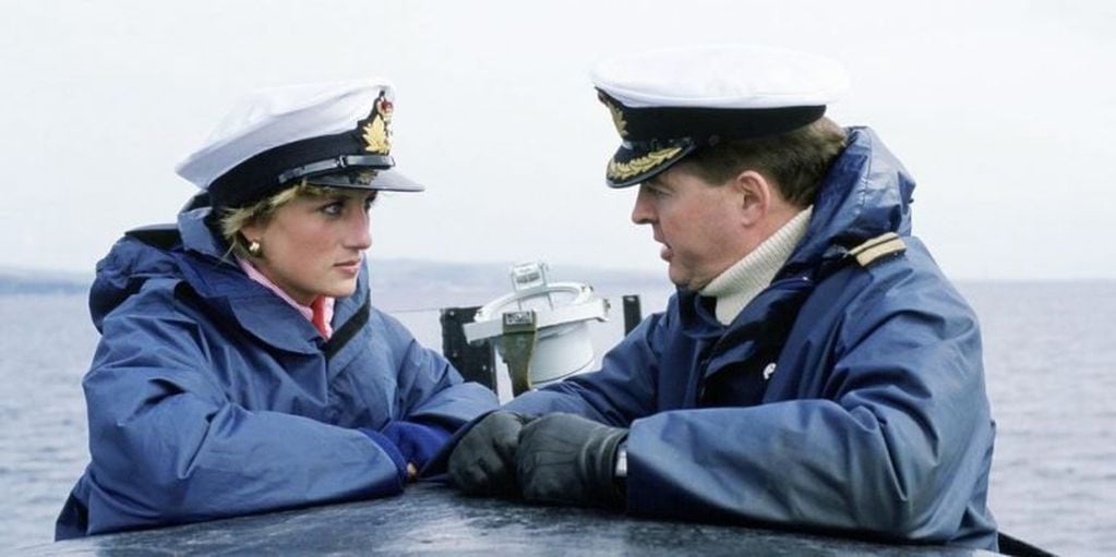 1986. Hablando con un miembro del submarino nuclear Hms Trafalgar.