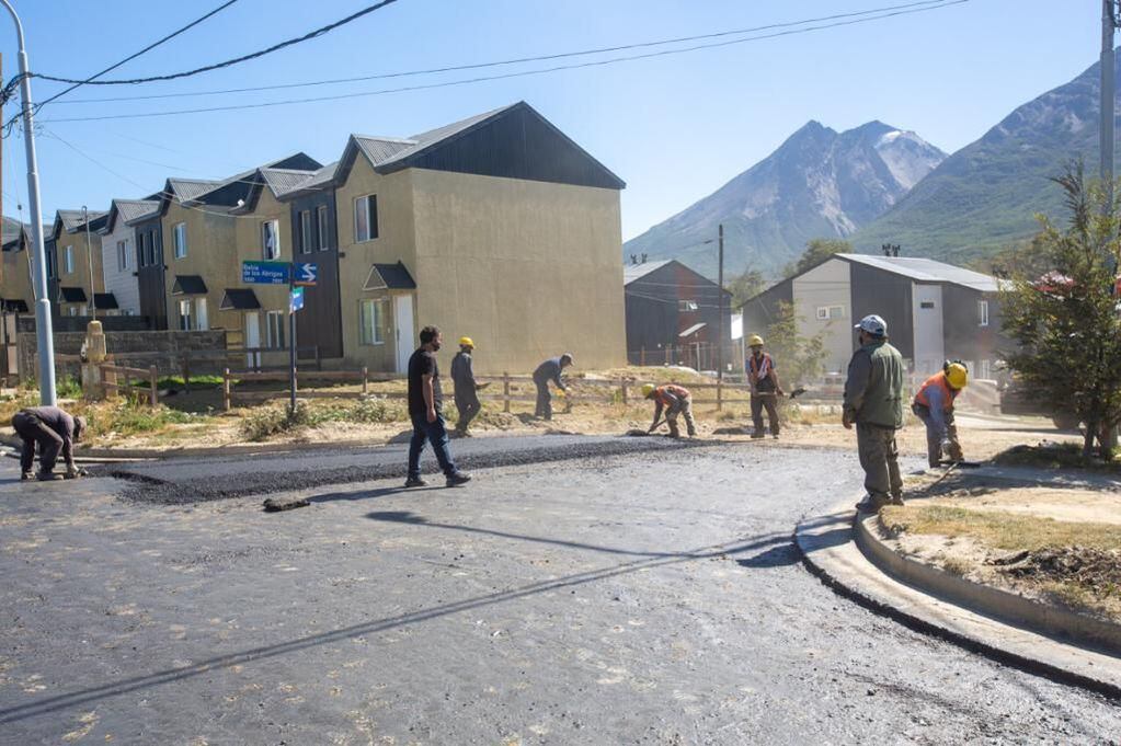 El intendente Vuoto recorrió los avances de las obras de pavimentación en el Barrio Pipo.