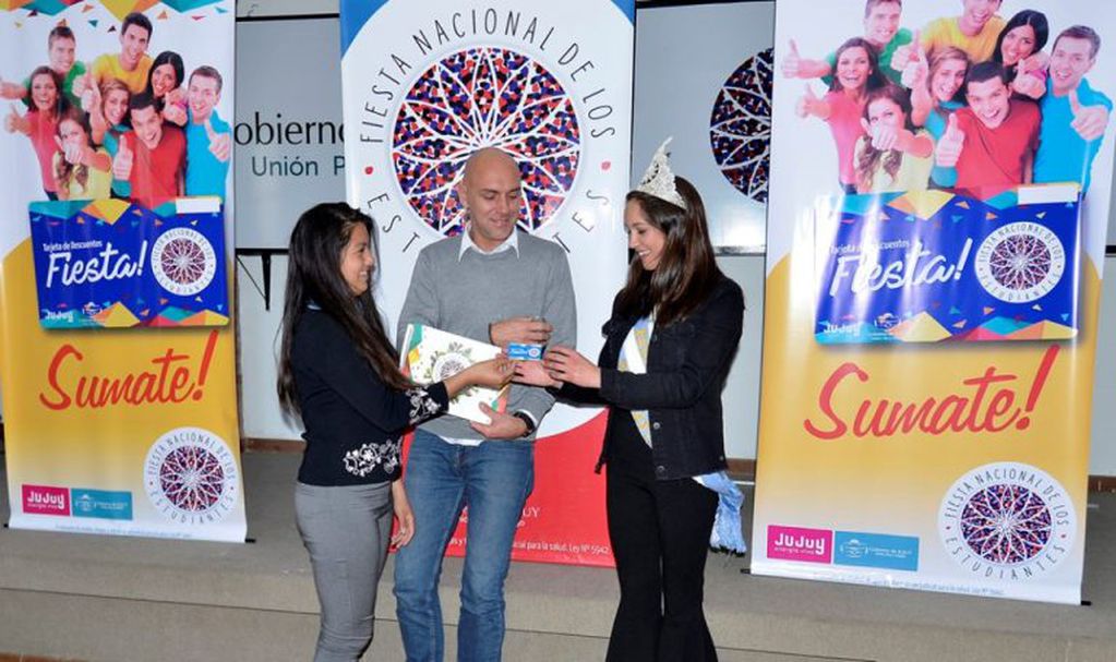 Ámbar Luna Saad, Reina Nacional de los Estudiantes, recibe su Tarjeta Fiesta