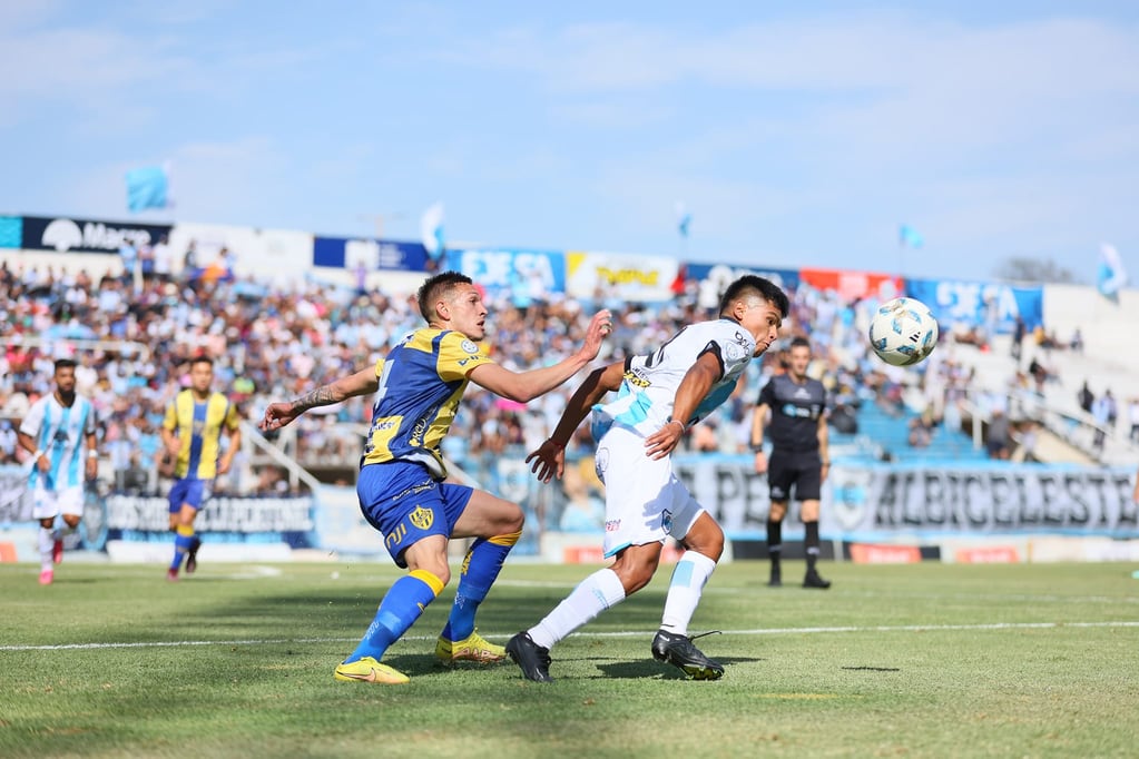 Mucho público concurrió al estadio "23 de Agosto" el domingo y fecha tras fecha crece el apoyo al equipo del "Lobo" jujeño.