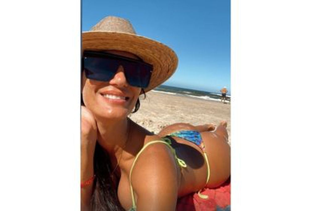 Silvina Escudero, de vacaciones, modeló parte de su look y en primer plano apareció nuevamente con el sombrero tipo Cowboy