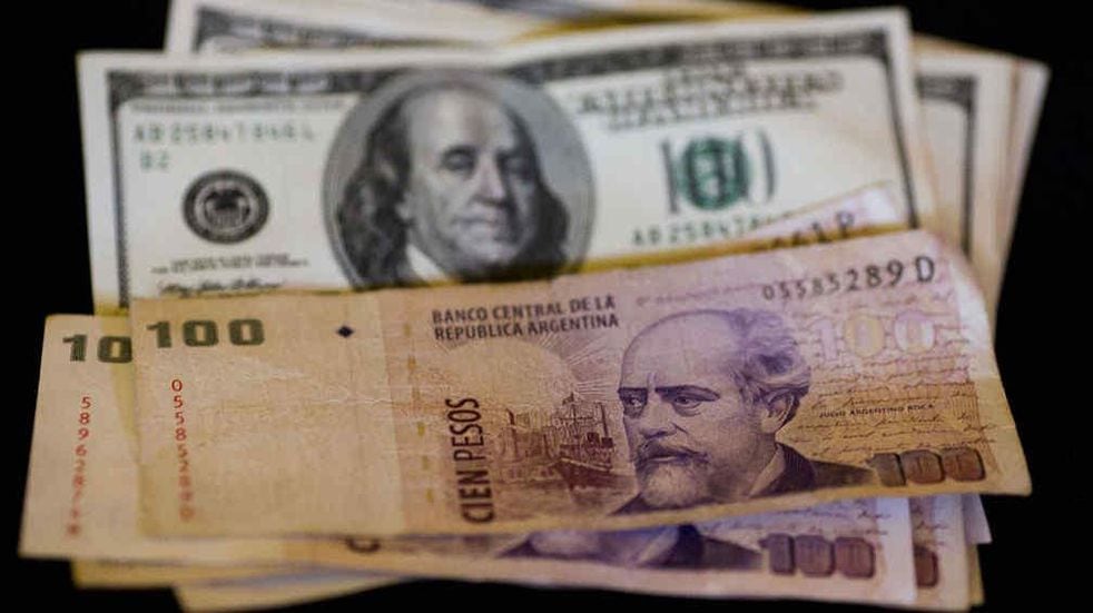 En una parte del artículo, se hace mención, de forma llamativa, que los argentinos que tienen capacidad de ahorro, compran dólares. 