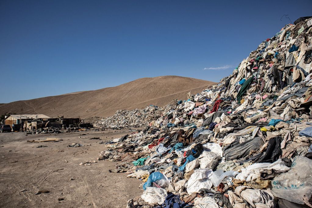 El basurero de ropa usada en el desierto de Atacama en Chile. Contaminación textil.