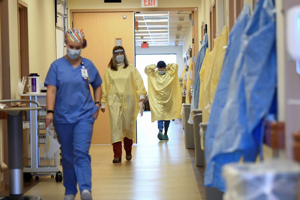 Médicos trabajan en un hospital ante la nueva variante de coronavirus (AP/Julie Bennett)