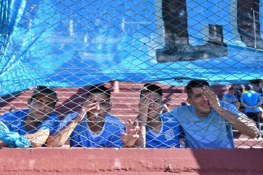 La hinchada de Belgrano en el partido contra Lanús, en Buenos Aires.