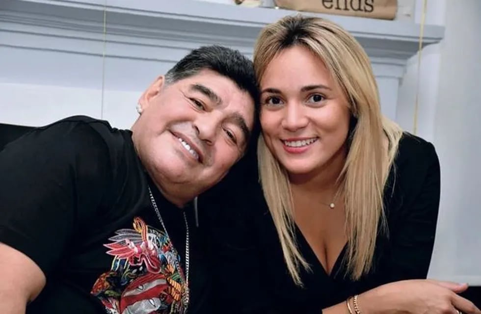 Diego Maradona y Rocío Oliva anunciaron su casamiento.