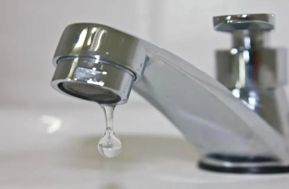 PREVENCIÓN. Para evitar pérdidas valiosas de agua se debe prestar atención a las instalaciones sanitarias que conectan la casa con la red distribuidora. (Aguas Cordobesas)