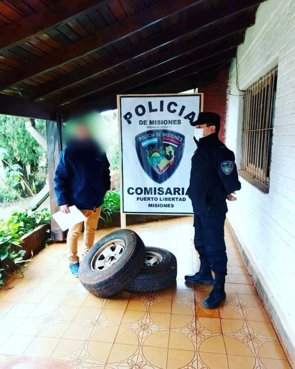 Hallan cubiertas de un vehículo presuntamente robadas en Puerto Esperanza.