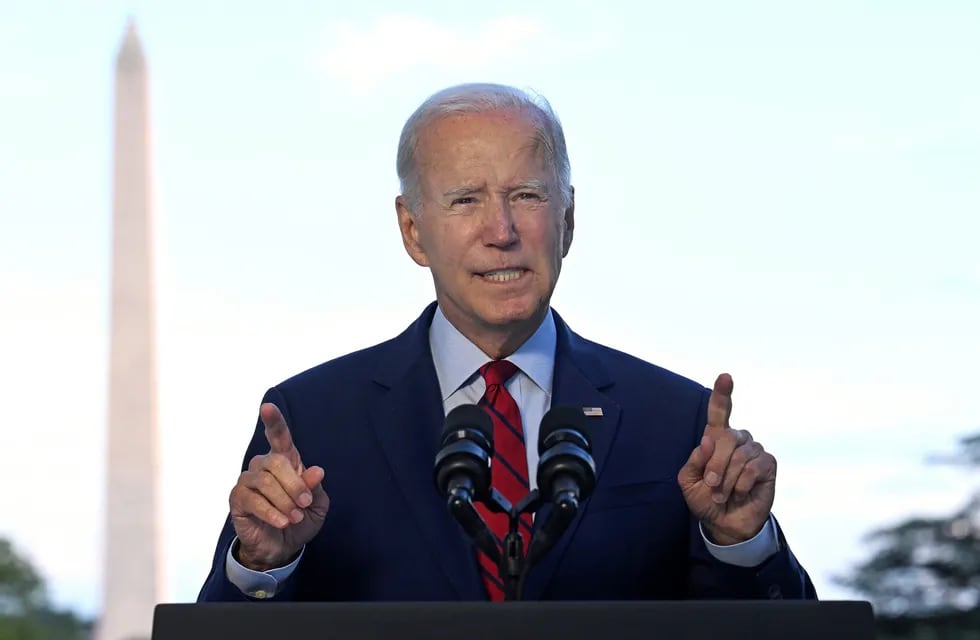 Joe Biden otra vez quedó en evidencia ante las cámaras con un gesto que hace dudar sobre su salud. Foto: Jim Watson/AP.
