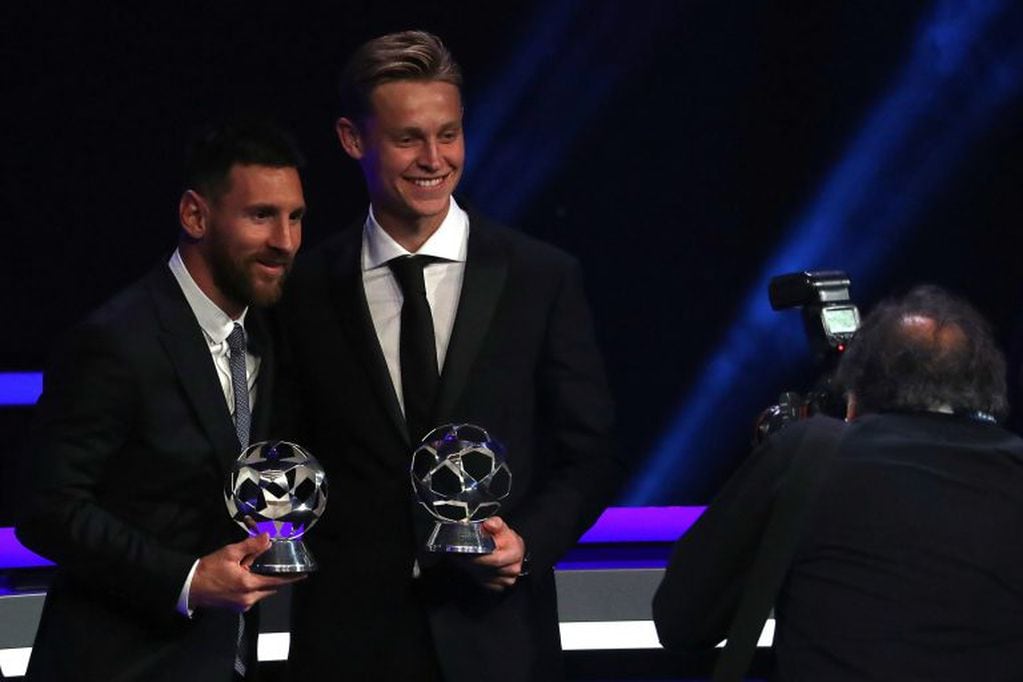 Lionel Messi y su compañero Frenkie de Jong, elegido mejor mediocampista, posan con sus premios. (AFP)