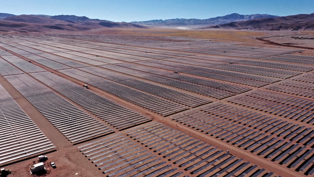 960.000 paneles solares instalados en un predio de 800 hectáreas a más de 4.000 msnm, componen el parque solar Cauchari, en Jujuy.