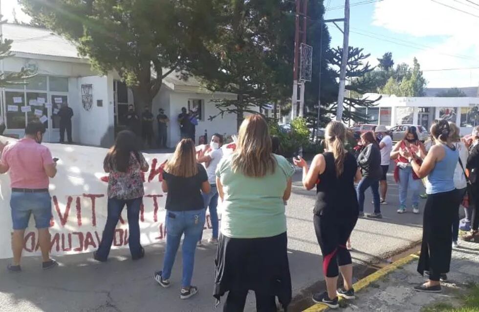 Vecinos de Piedrabuena se movilizaron en contra de las irregularidades del plan de vacunación por Covid-19.