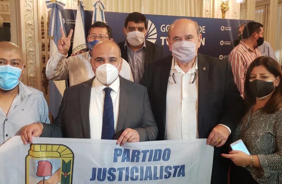 Peronismo es dar "a la gente los servicios fundamentales, como cloacas, agua potable y energía eléctrica", resumió Rivarola tras el encuentro con Manzur en Tucumán.