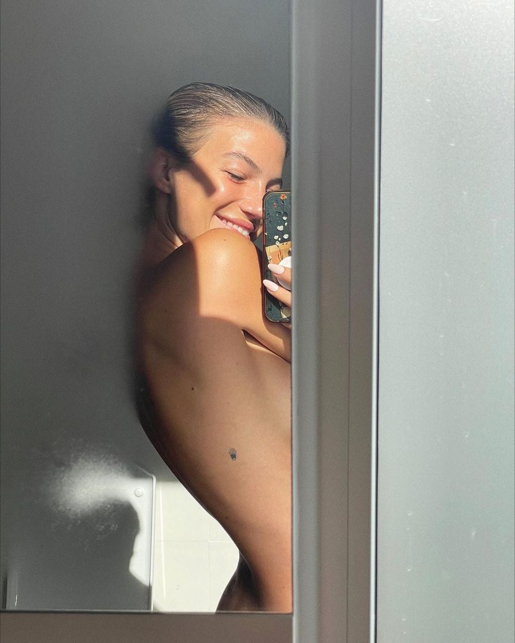 Desde la ducha y frente al espejo, Stefi Roitman sorprendió con fotos sin ropa.