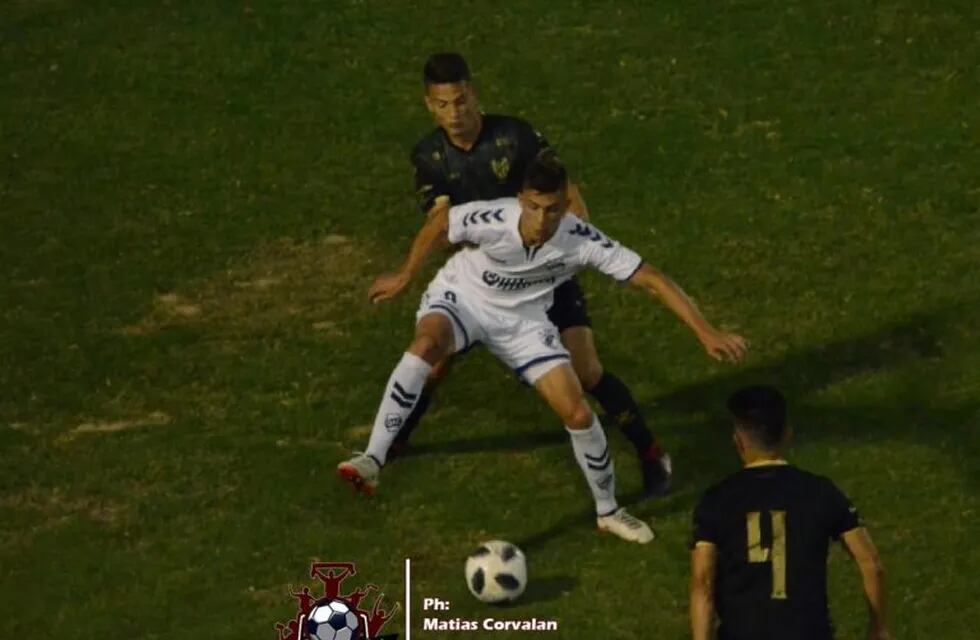 Por su goleador, Instituto estuvo cerca de quedarse con todo en Alta Córdoba. Pero  a Vegetti le atajaron un penal.