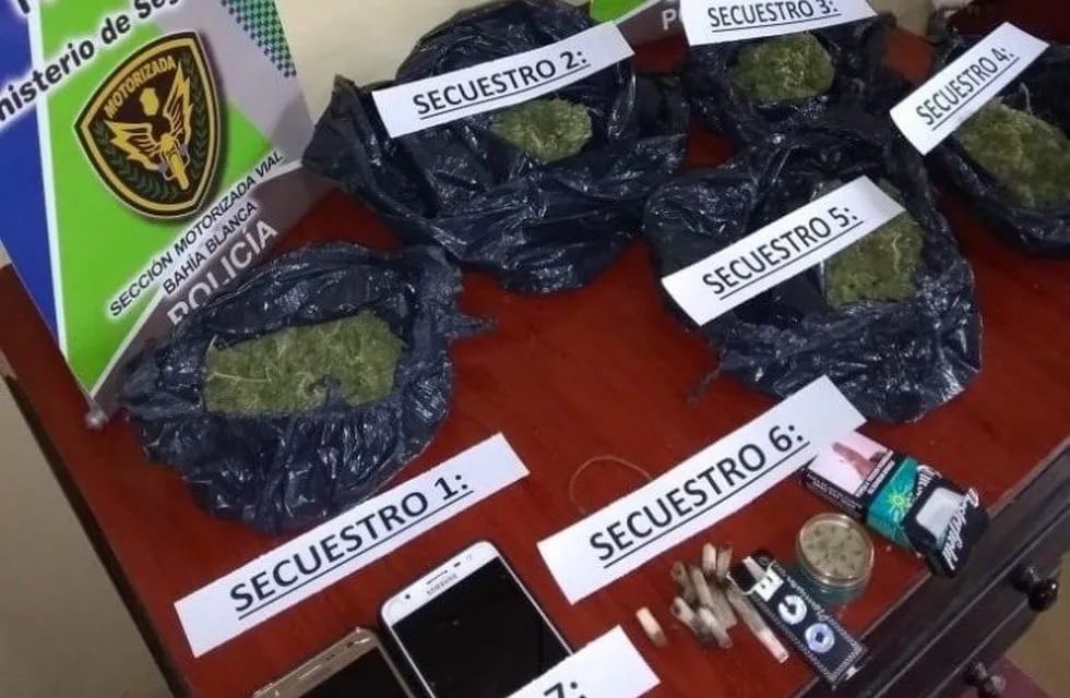 La policía secuestró 5 bolsas de marihuana en un operativo de tránsito