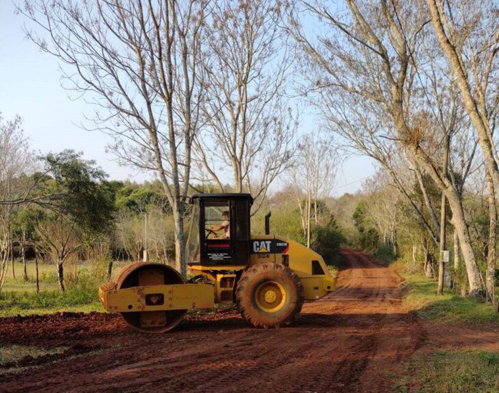 En la zona Centro provincial, se ejecutan obras de mantenimiento de rutas provinciales y caminos rurales.