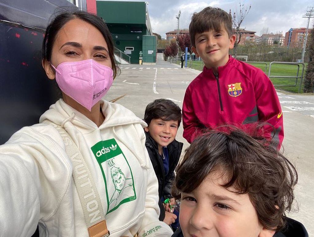 Thiago, Mateo y Ciro Messi acompañaron a su mamá en una salida en la que ella se puso un barbijo rosa.