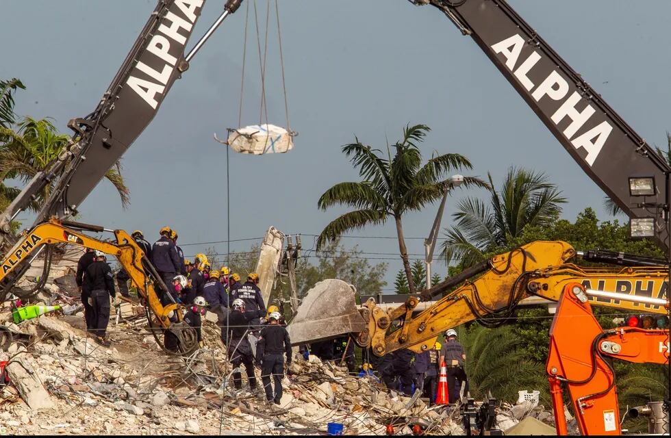 Rescatistas encontraron tres cuerpos más y ya son 27 los muertos confirmados por el derrumbe en Surfside, Miami.