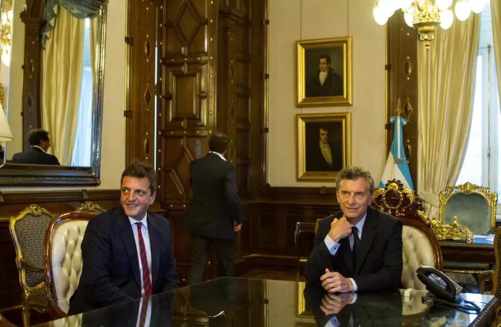 BUENOS AIRES (ARGENTINA), 11/12/2015.- El presidente de Argentina Mauricio Macri (d) habla con su rival en la carrera presidencial Sergio Massa hoy, viernes 11 de diciembre de 2015, durante una reunión en la Casa Rosada en Buenos Aires (Argentina). EFE/Si