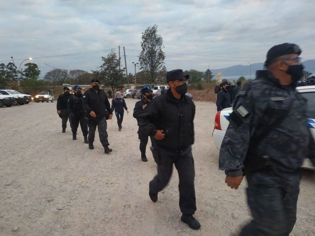 Importante cantidad de efectivos de la Policía de Jujuy fueron desplegados en el área donde se halló el cuerpo, en Palpalá.