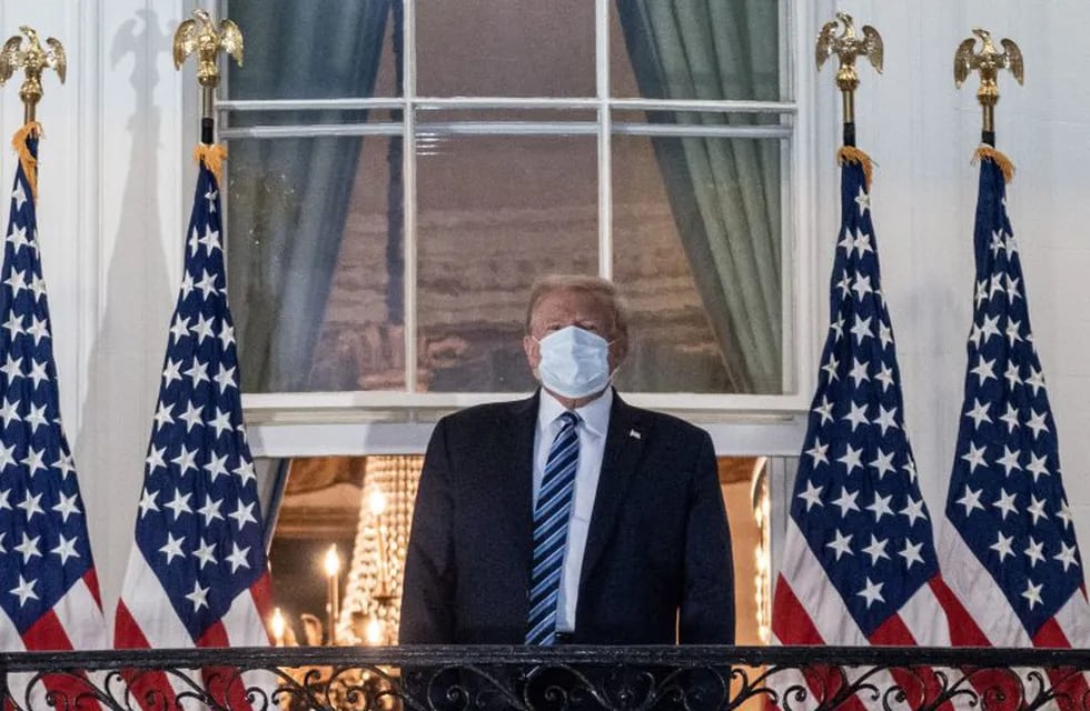 Washington (United States), 05/10/2020.- US President Donald J. Trump gestures after returning to the White House, in Washington, DC, USA, 05 October 2020, following several days at Walter Reed National Military Medical Center for treatment for COVID-19. (Estados Unidos) EFE/EPA/KEN CEDENO / POOL
