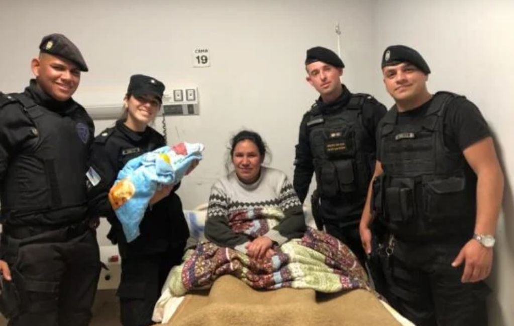 Policías ayudaron a dar a luz a una mujer en San Pedro.