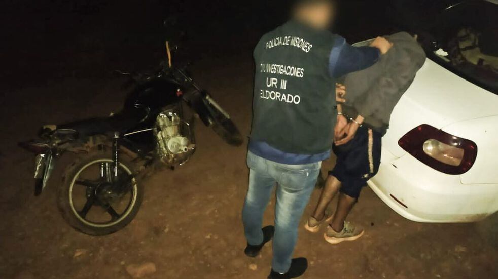 Joven detenido en Eldorado acusado de robar y vender una motocicleta.