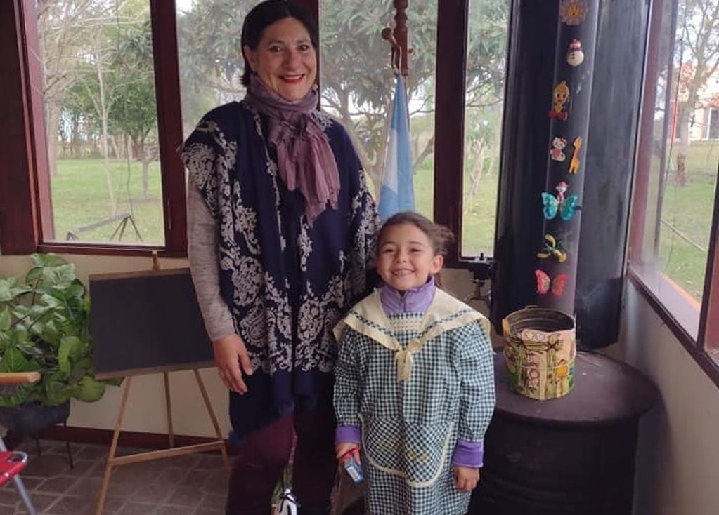 Hilén junto a su abuela Cristina comparten actividades, la merienda e incluso el izamiento de la bandera.