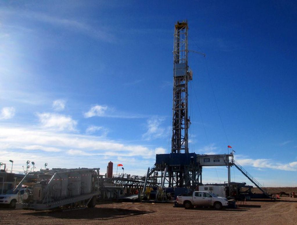 FILE PHOTO: A drilling rig is seen in the Loma Campana Vaca Muerta shale oil and gas drilling site, own by Argentina's state-controlled energy company YPF, in the Patagonian province of Neuquen, Argentina June 22, 2017. Picture taken June 22, 2017.  REUTERS/Juliana Castilla/File Photo