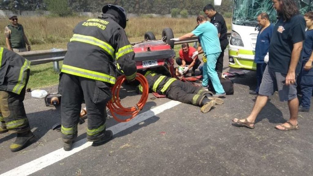 Terrible choque en Autopista a Santa Fe con un herido trasladado en helicóptero (@emergenciasAR)