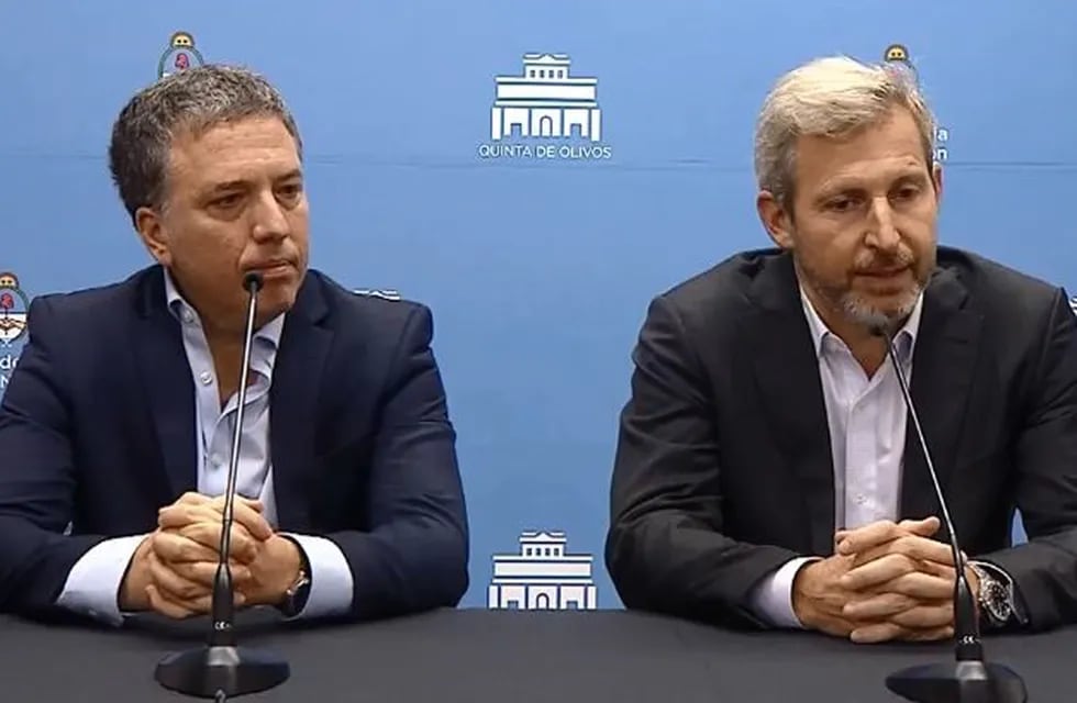 Nicolás Dujovne y Rogelio Frigerio, en conferencia de prensa tras el anuncio de que Miguel Ángel Pichetto acompañará en la fórmula presidencial a Mauricio Macri. Foto: Captura de pantalla.