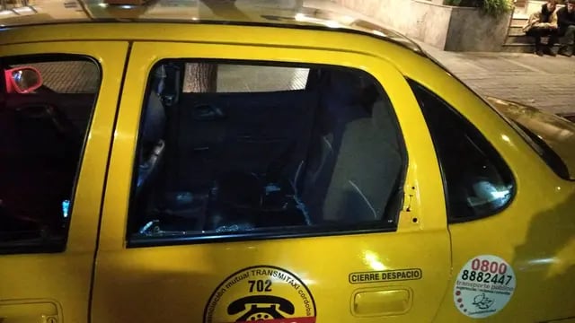 Así quedó el taxi atacado en barrio Nueva Córdoba (Policía de Córdoba).