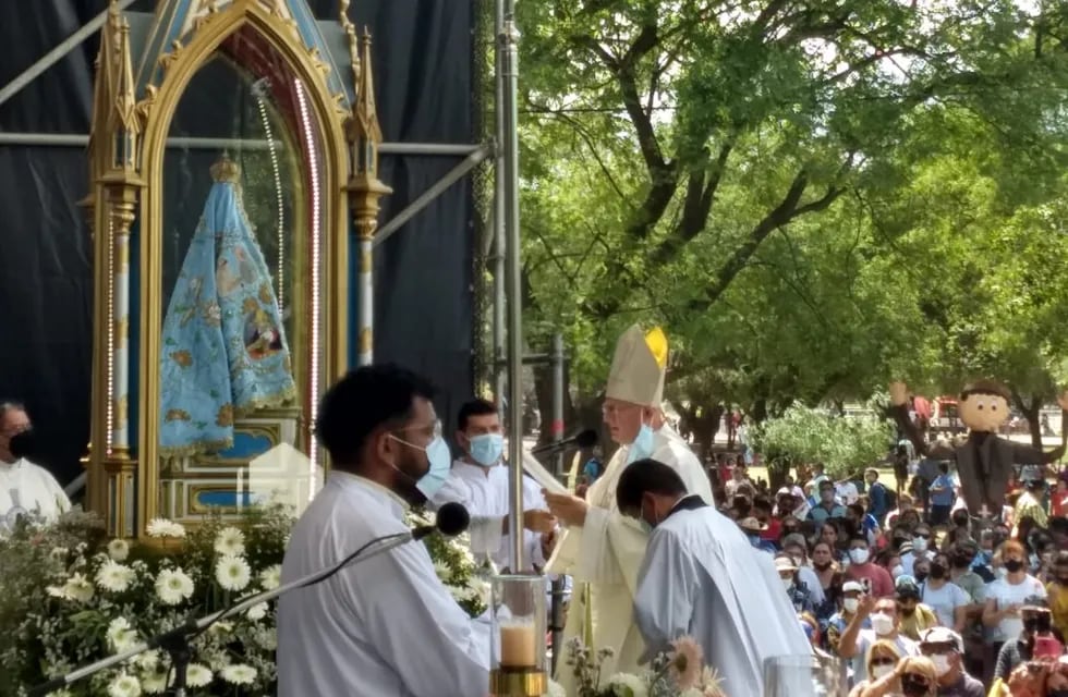 Miles de peregrinos participan en las celebraciones en honor a la Inmaculada Concepción de María.