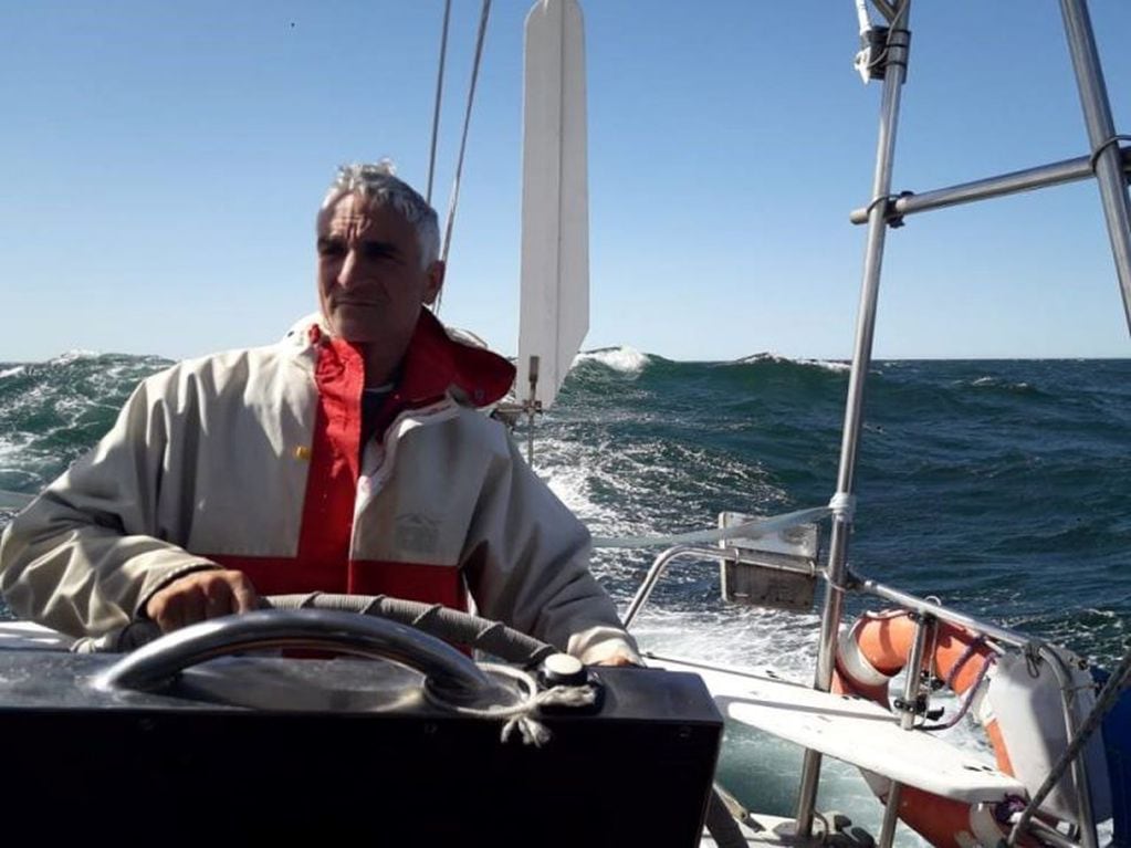 Capitán Andrés Antonini al mando del velero