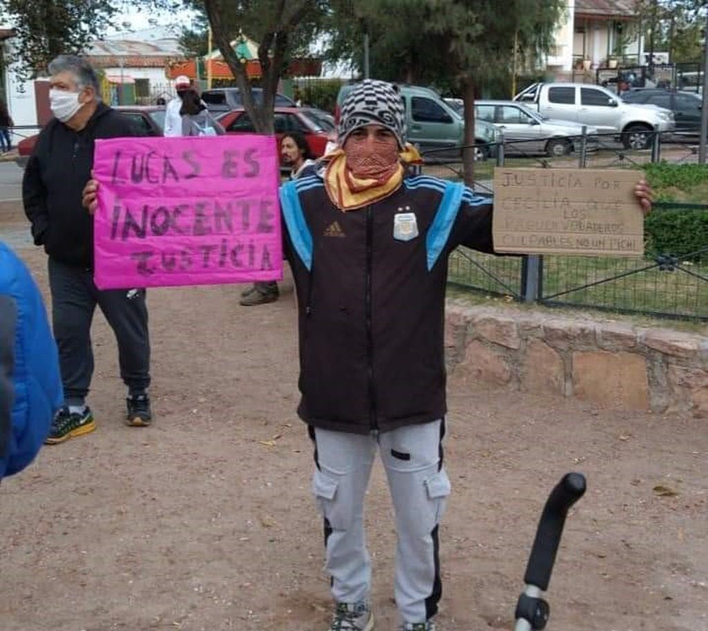 Marcha en Capilla del Monte por la liberación del único imputado por el femicidio de Cecilia Basaldua. (Foto: Facebook / Jota fm).