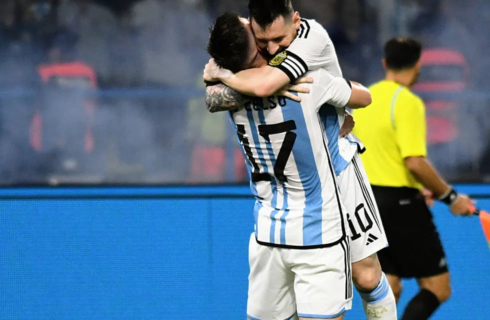 El abrazo de Messi y Lo Celso tras el quinto gol.