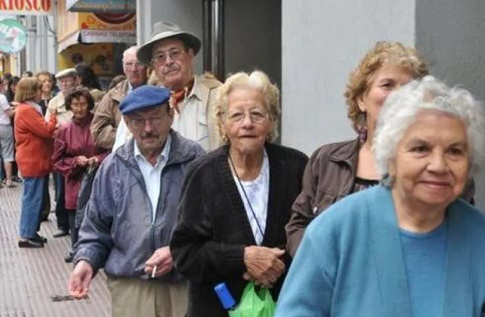 Las colas de adultos mayores para cobrar su jubilación. (Web)