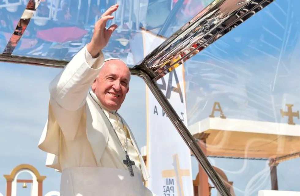 Pope Francis waves as he arrives in the popemobile at a site at Lobitos Beach, near the Chilean northern city of Iquique, where he will celebrate an open-air mass on January 18, 2018.\nPope Francis will close his visit to Chile on January 18 with the open-air mass near Iquique, before leaving for Peru on the last leg of his South American trip. / AFP PHOTO / Guillermo MUNOZ
