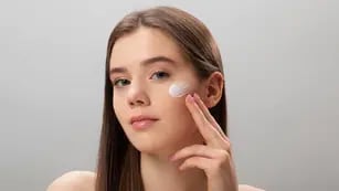 Cómo limpiar el rostro después de usar protector solar: las claves para una piel perfecta