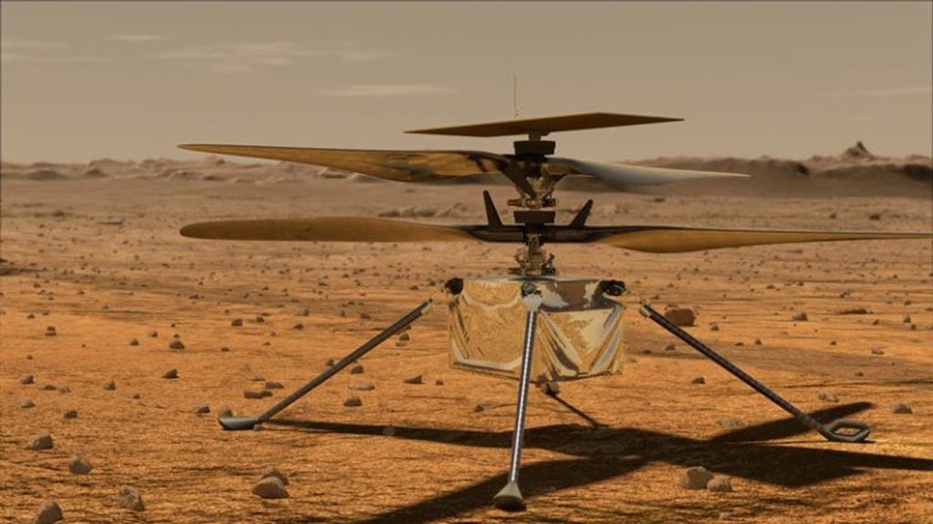 El mini helicóptero-dron "Ingenuity". Todo un desafío para los ingenieros el haber desarrollado un aparato liviano y a hélices, que debe desplegarse una vez que el robot aterrice en Marte y empezar a volar, para hacer sus propios aportes a la exploración científica de Marte.