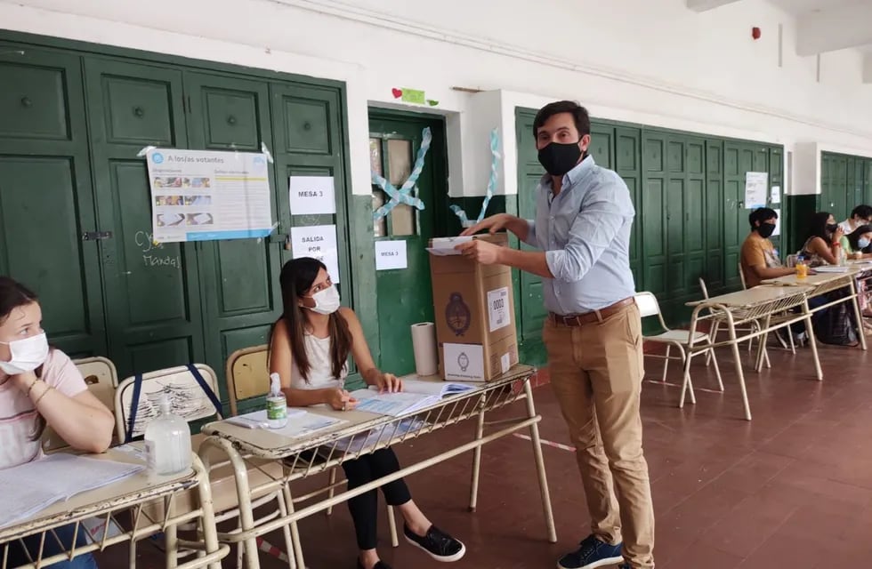 Votó el candidato de Juntos por el Cambio, Martín Arjol, y destacó la participación ciudadana en estas elecciones.