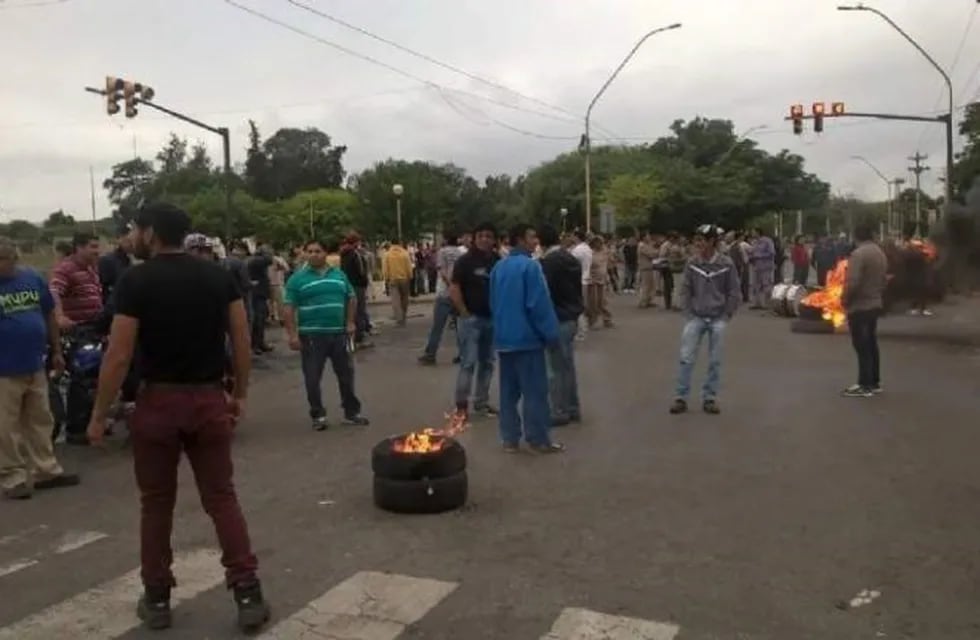 Los trabajadores están quemando gomas y no dejan que los vehículos circulen por la avenida Belgrano.