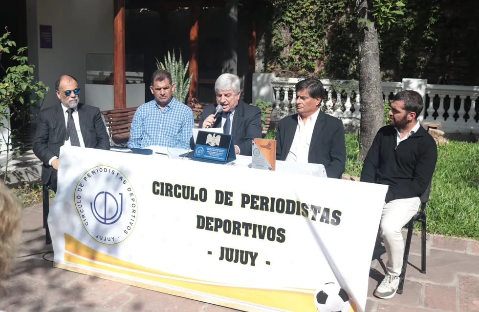 El ministro Normando Álvarez García; el presidente del Círculo, Gonzalo Barrientos; el secretario Fernando Díaz; el vicepresidente Daniel Echazú; y el secretario provincial de Deportes, Luis Calvetti.