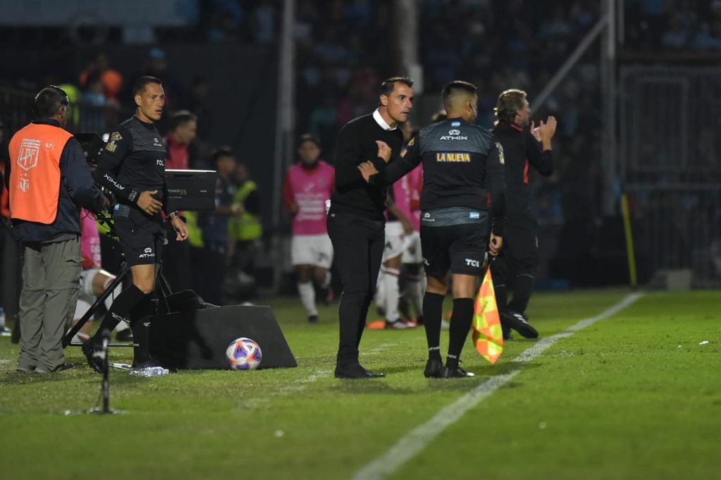Guillermo Farré, entrenador de Belgrano, fue expulsado del campo de juego.  (Facundo Luque / La Voz)