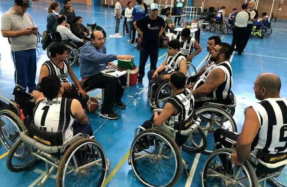 Carlos Castro en la charla técnica con los yaguaretés posadeños. (Metagoles)