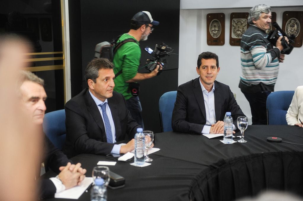 "Wado" de Pedro junto al ministro de Economía, Sergio Massa. Foto: Federico López Claro.