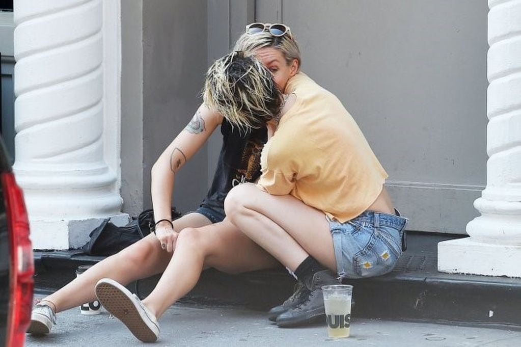 Kristen Stewart a los besos con una guionista (Foto: @JosiahWPhotos / BACKGRID)